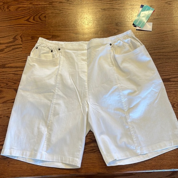 NWT CATHY DANIELS WOMENS 5 pocket pull on WHITE hot denim shorts - Picture 1 of 11